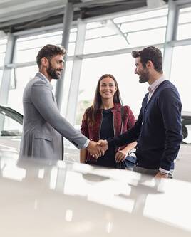 Personas haciendo un acuerdo en una agencia