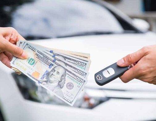 Persona entregando dinero y llave de un auto