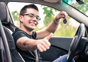 Persona sonriendo dentro de un auto