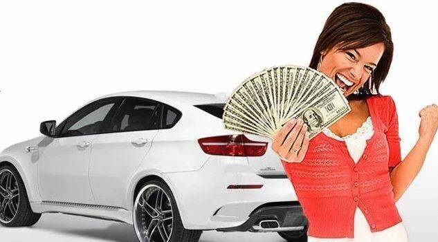 Persona recibiendo dinero junto a un auto blanco