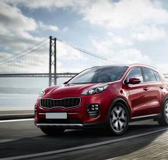 SUV rojo sobre un puente